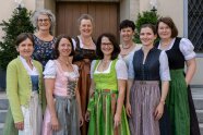 8 Frauen in Dirndeln