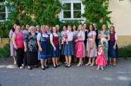 Neunzehn Absolventinnen im Festgewand stehen vor der Teilzeitschule in Nördlingen