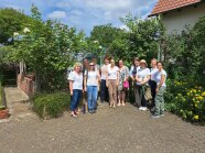 Studierende stehen vor dem Naturgarten von Christine Ruf