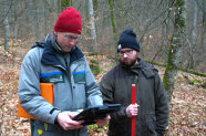 Thomas Lutz und Tim Greis erfassen Daten für das Forstliche Gutachten.