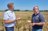 Dr. Reinhard Bader und Richard Binger in Getreidefeld