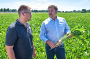 Johannes Binger und Erhard Würth mit Zuckerrübe