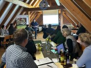 großer Raum mit vielen Personen