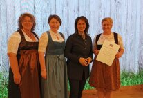 4 Personen stehen nebeneinander